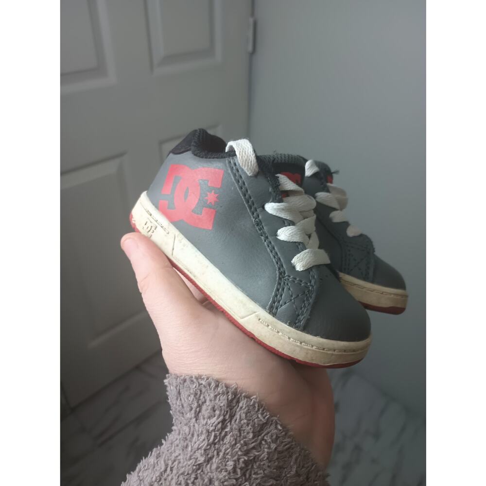 DC Court Graffik Toddler Skate Shoes Grey Red Sneakers Size 5 (5C)